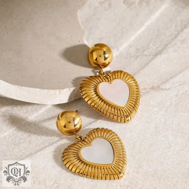 18K gold exquisite and fashionable peach heart inlaid gemstone with ribbed design earrings