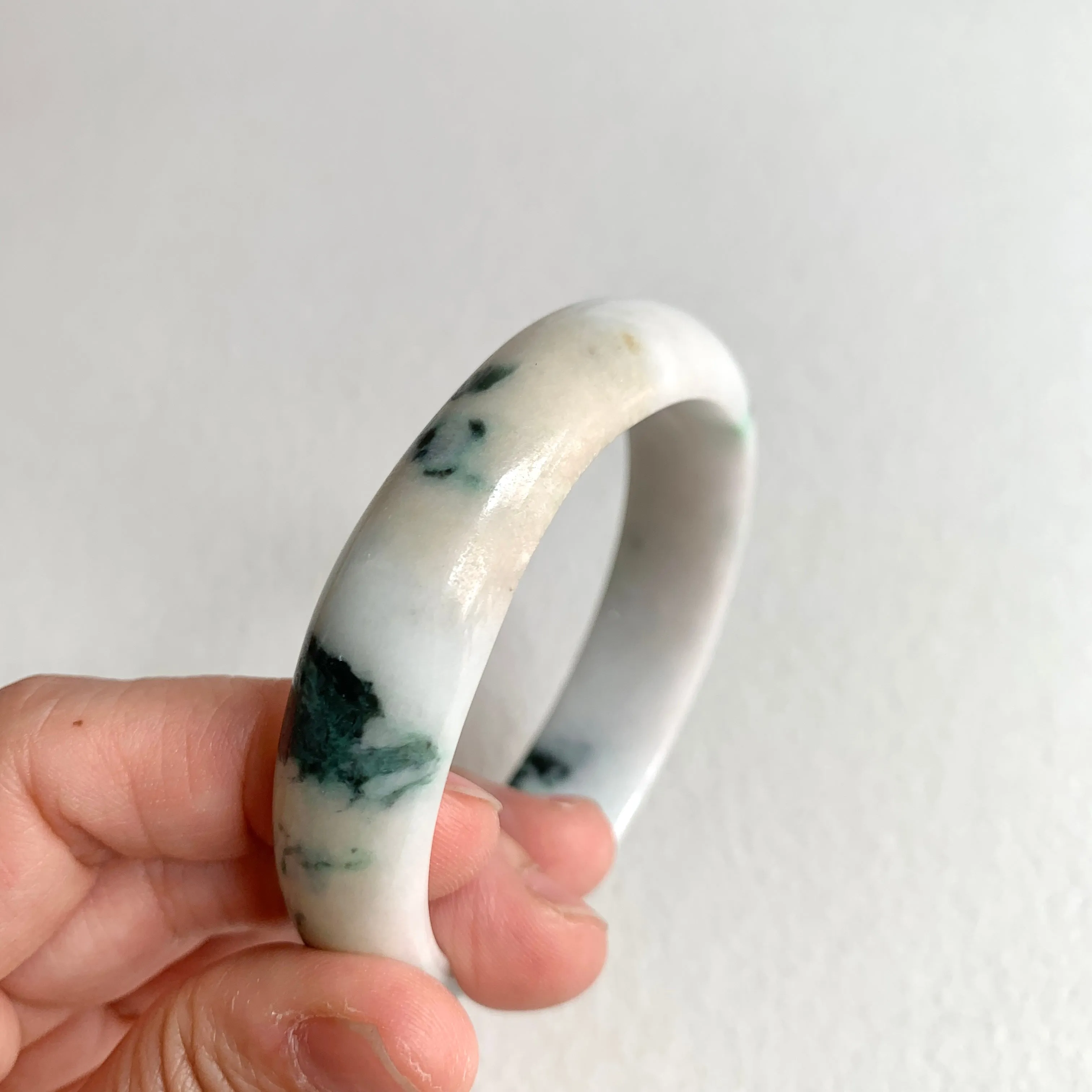 55.3mm A-Grade Natural Floral Modern Round Bangle No. 600172