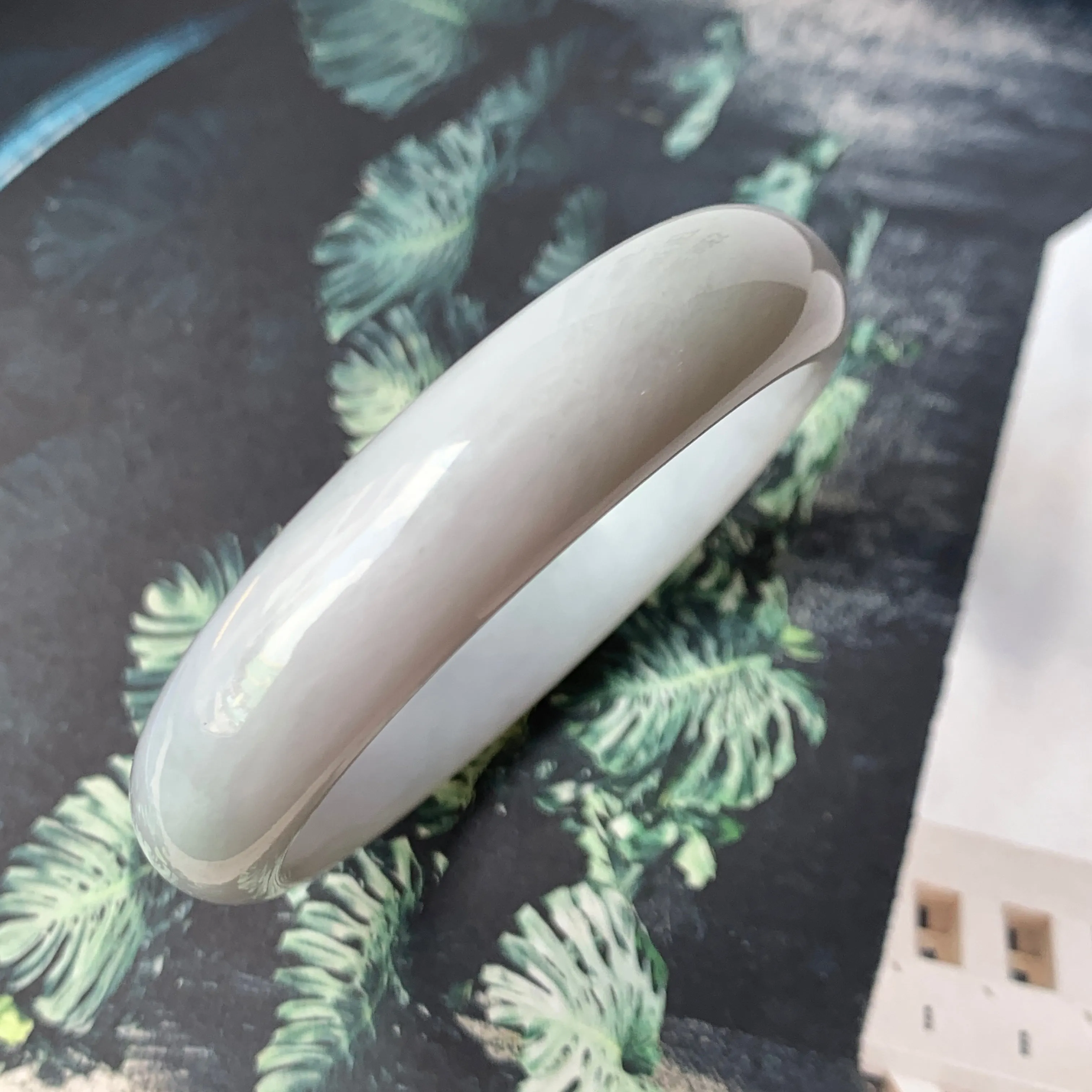 55.3mm A-Grade Natural Light Lavender Green Jadeite Modern Oval Bangle No.330085