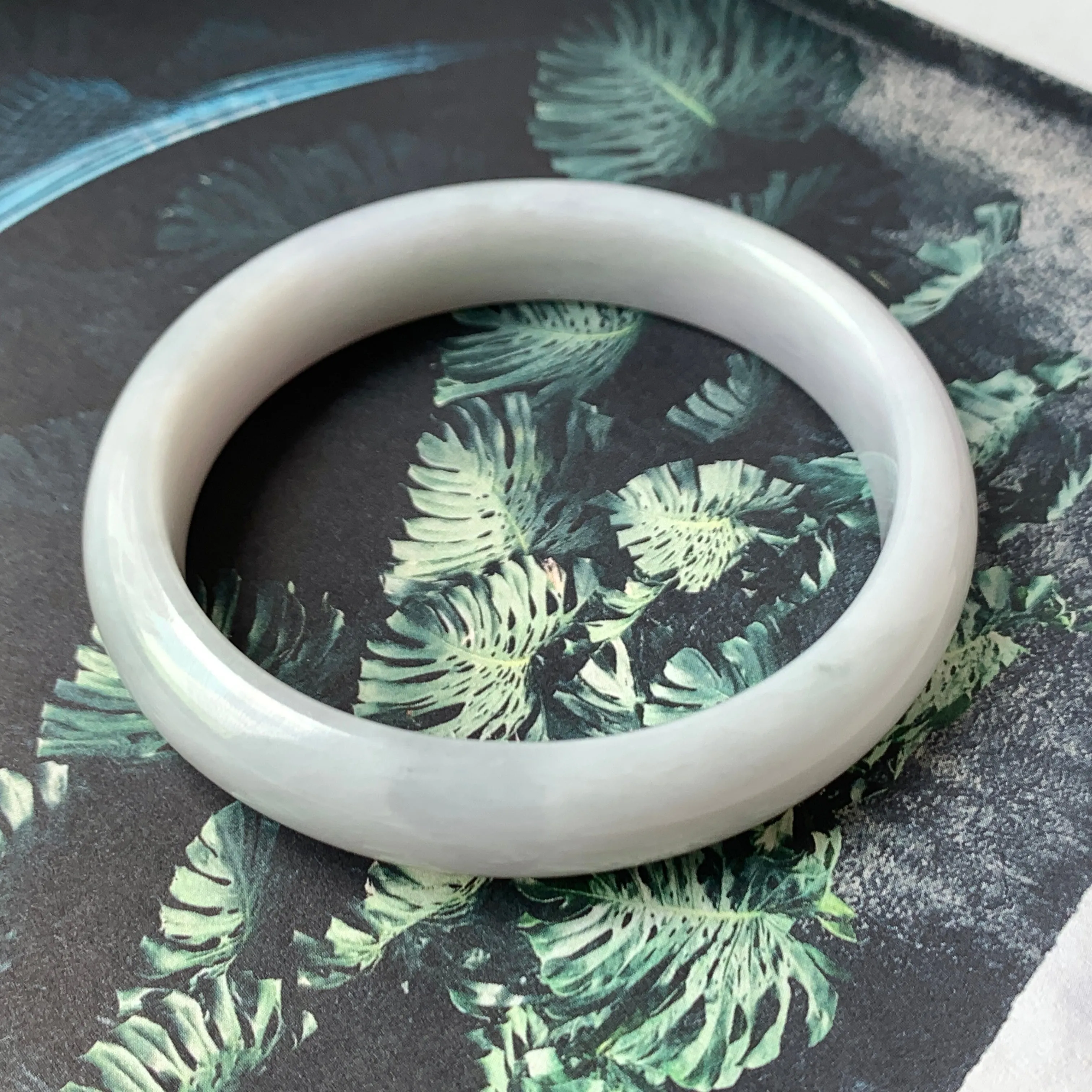 55.3mm A-Grade Natural Light Lavender Green Jadeite Modern Oval Bangle No.330085
