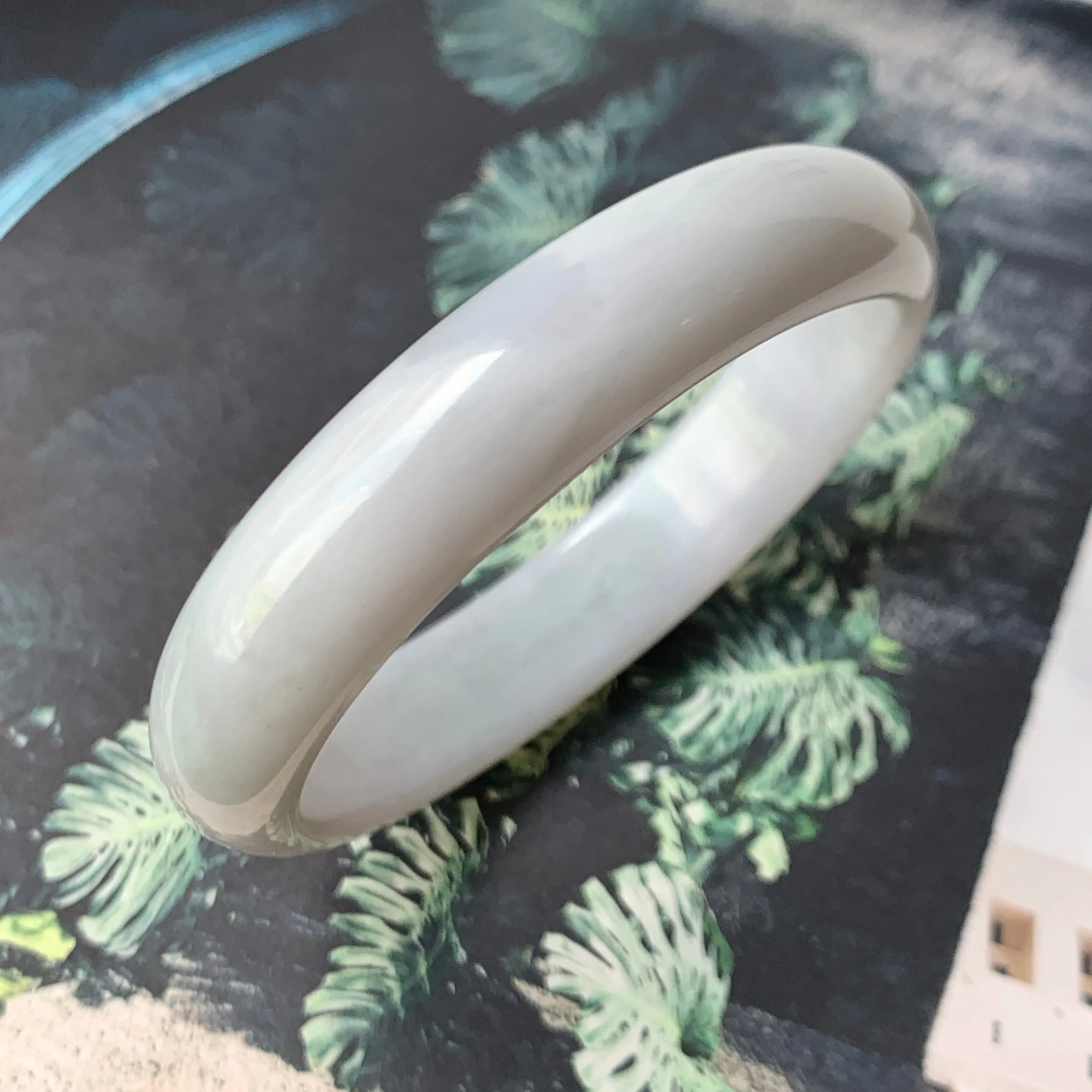 55.3mm A-Grade Natural Light Lavender Green Jadeite Modern Oval Bangle No.330085