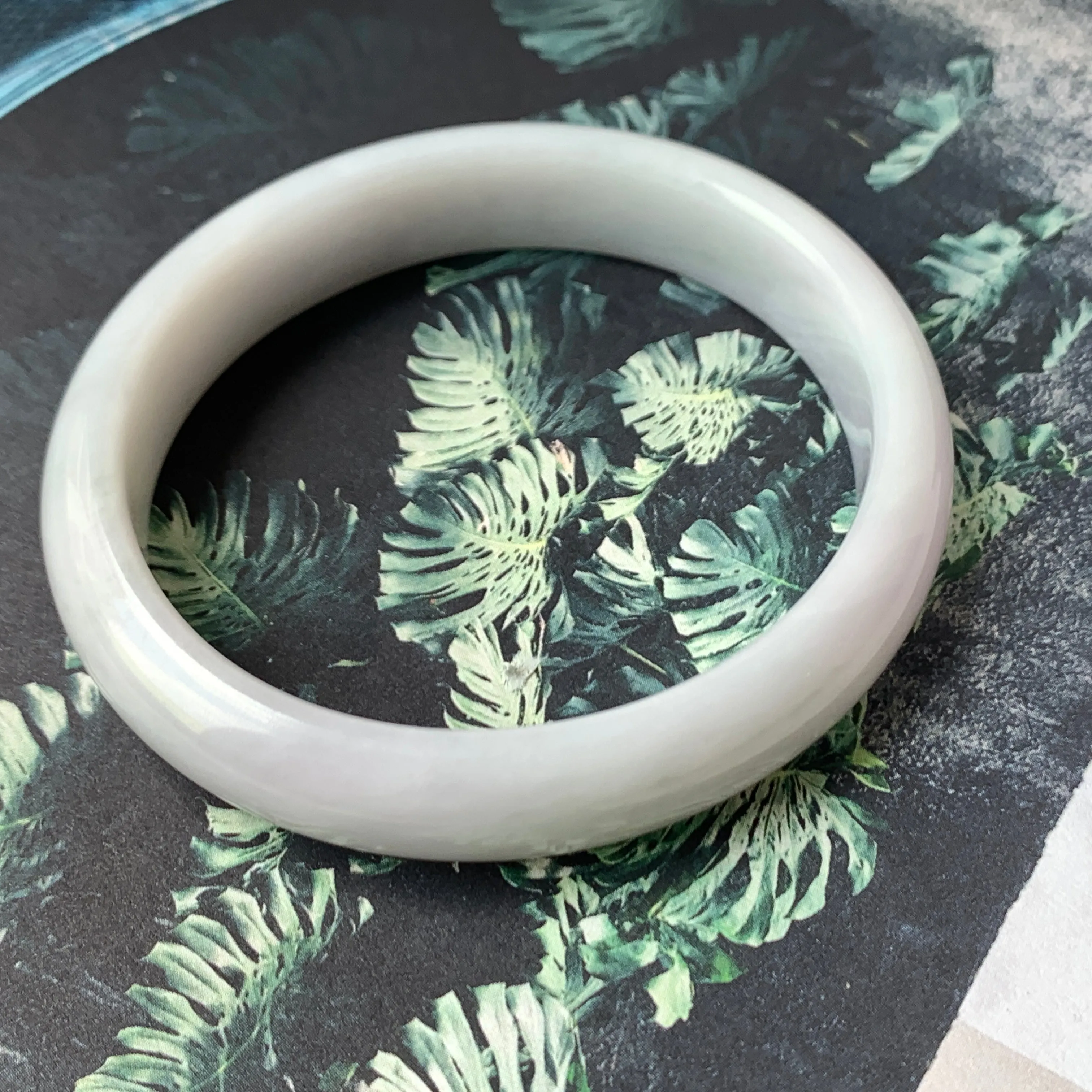 55.3mm A-Grade Natural Light Lavender Green Jadeite Modern Oval Bangle No.330085