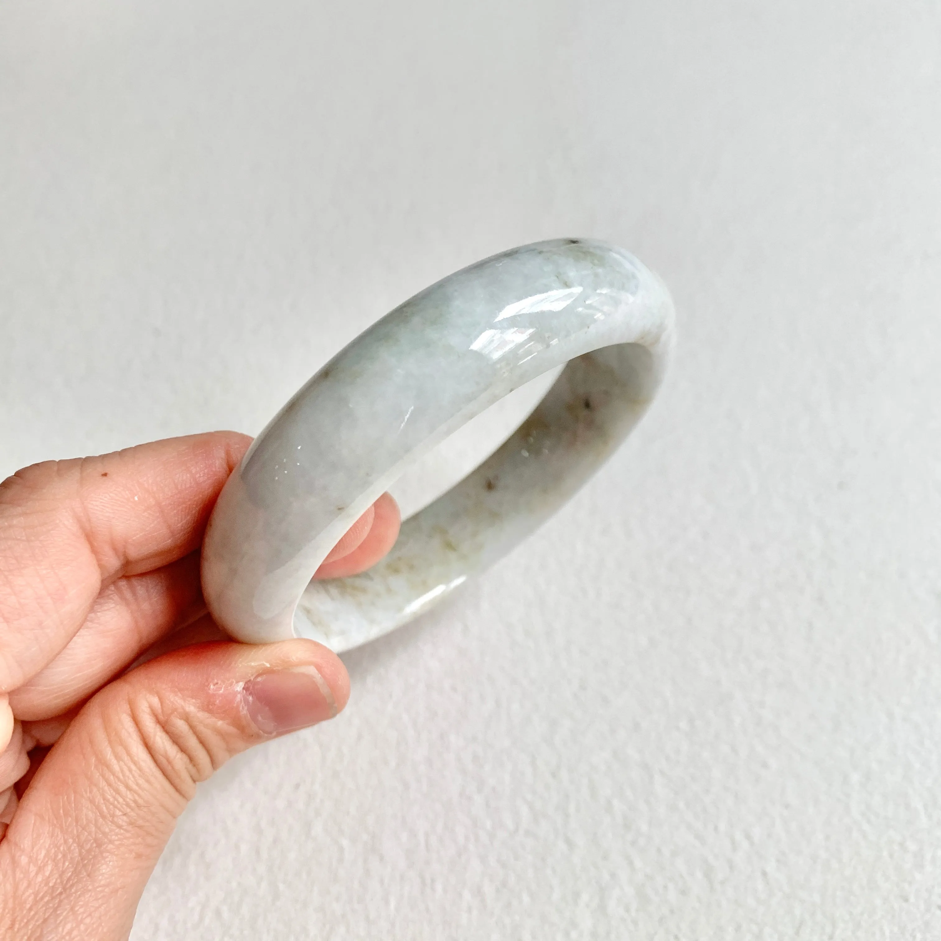 58.3mm A-Grade Natural White Modern Round Bangle No. 600162