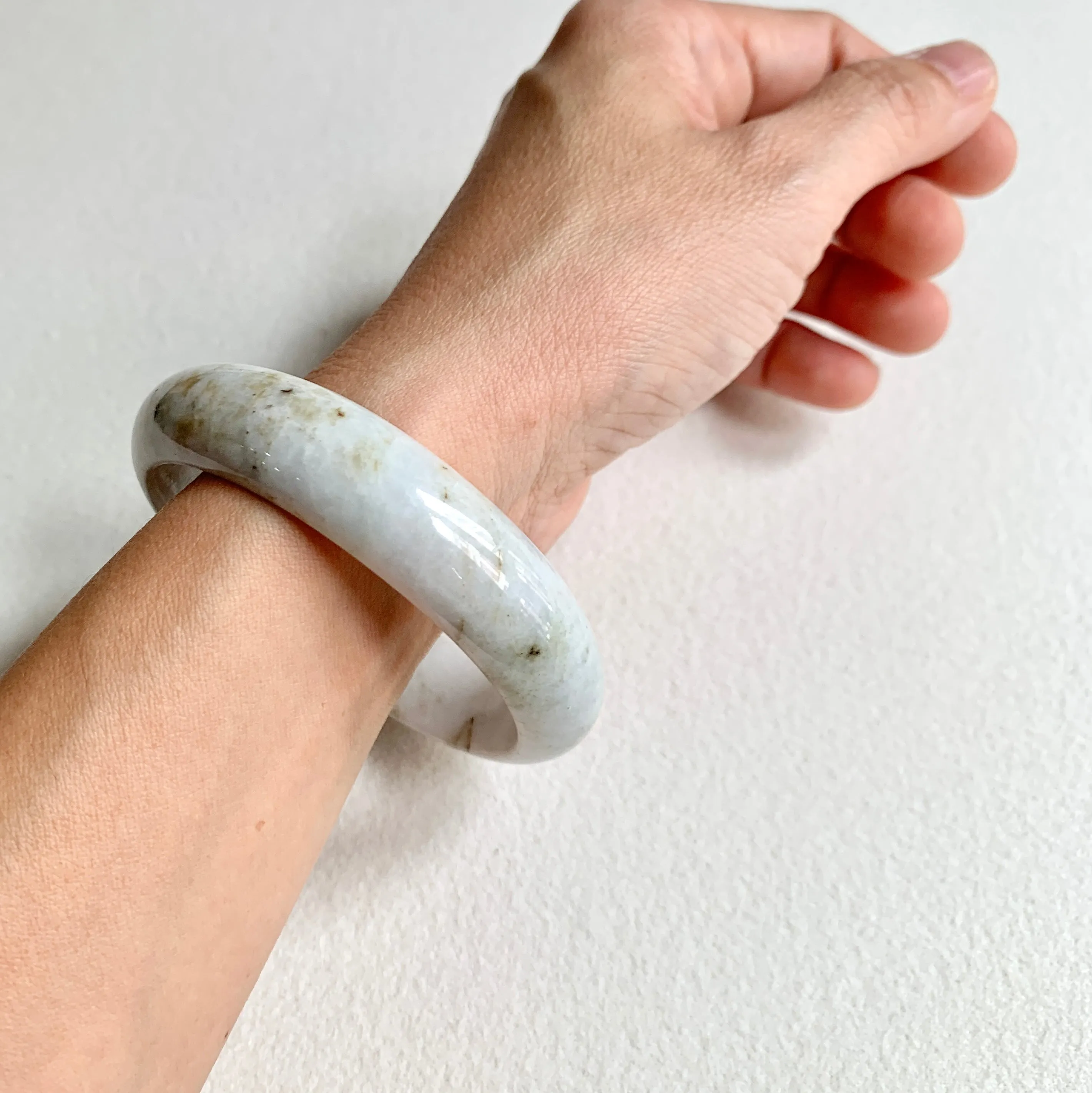 58.3mm A-Grade Natural White Modern Round Bangle No. 600162