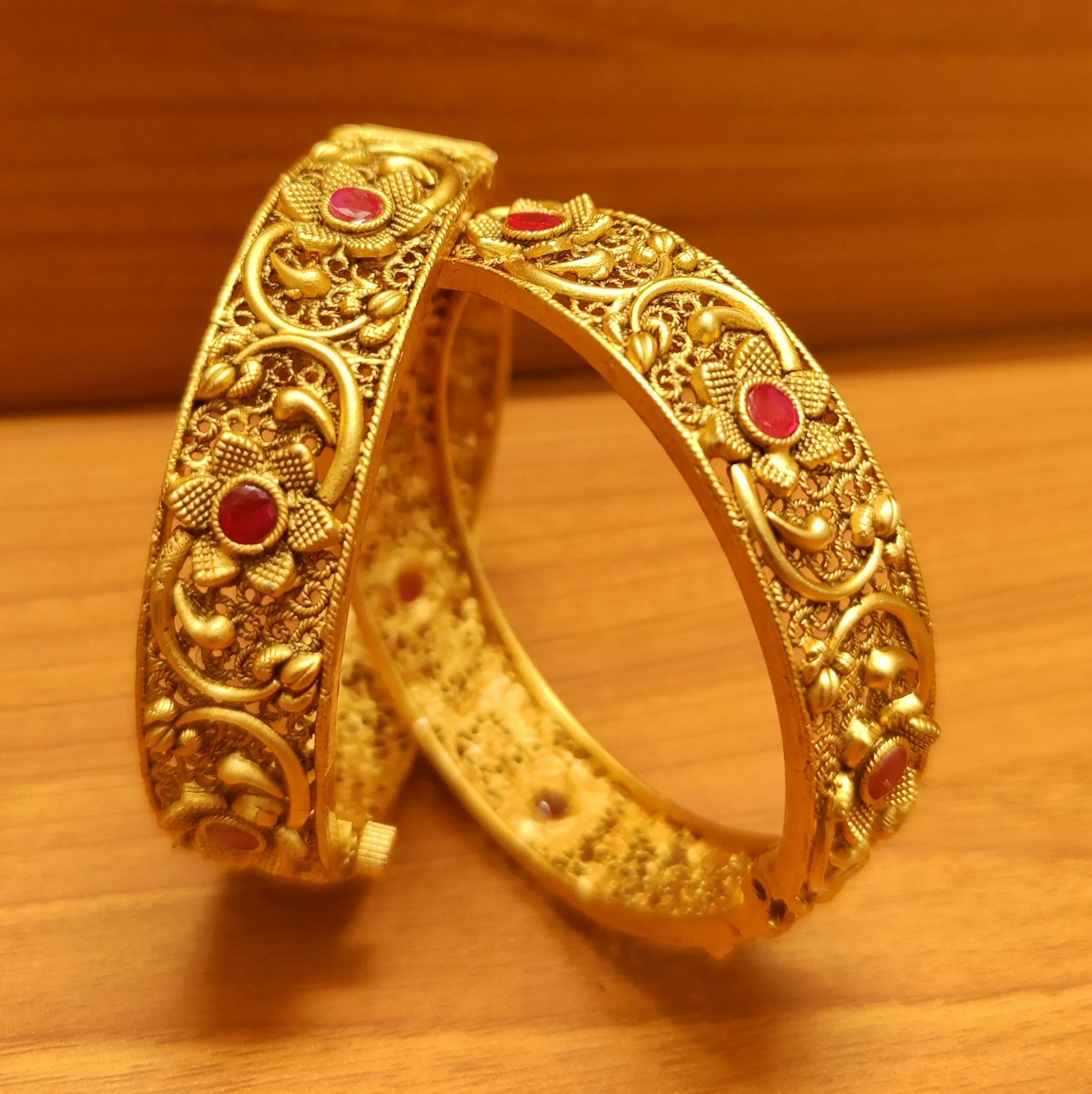 ANTIQUE MATT GOLD LOOK RUBY OPENABLE BANGLES
