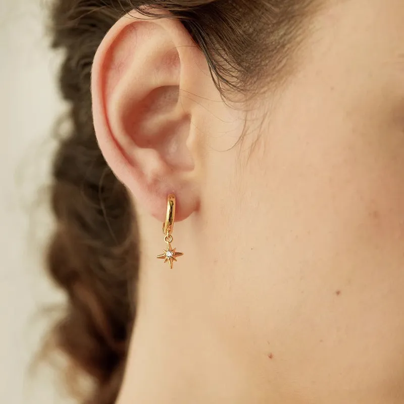 E179 gold starburst dangle earrings