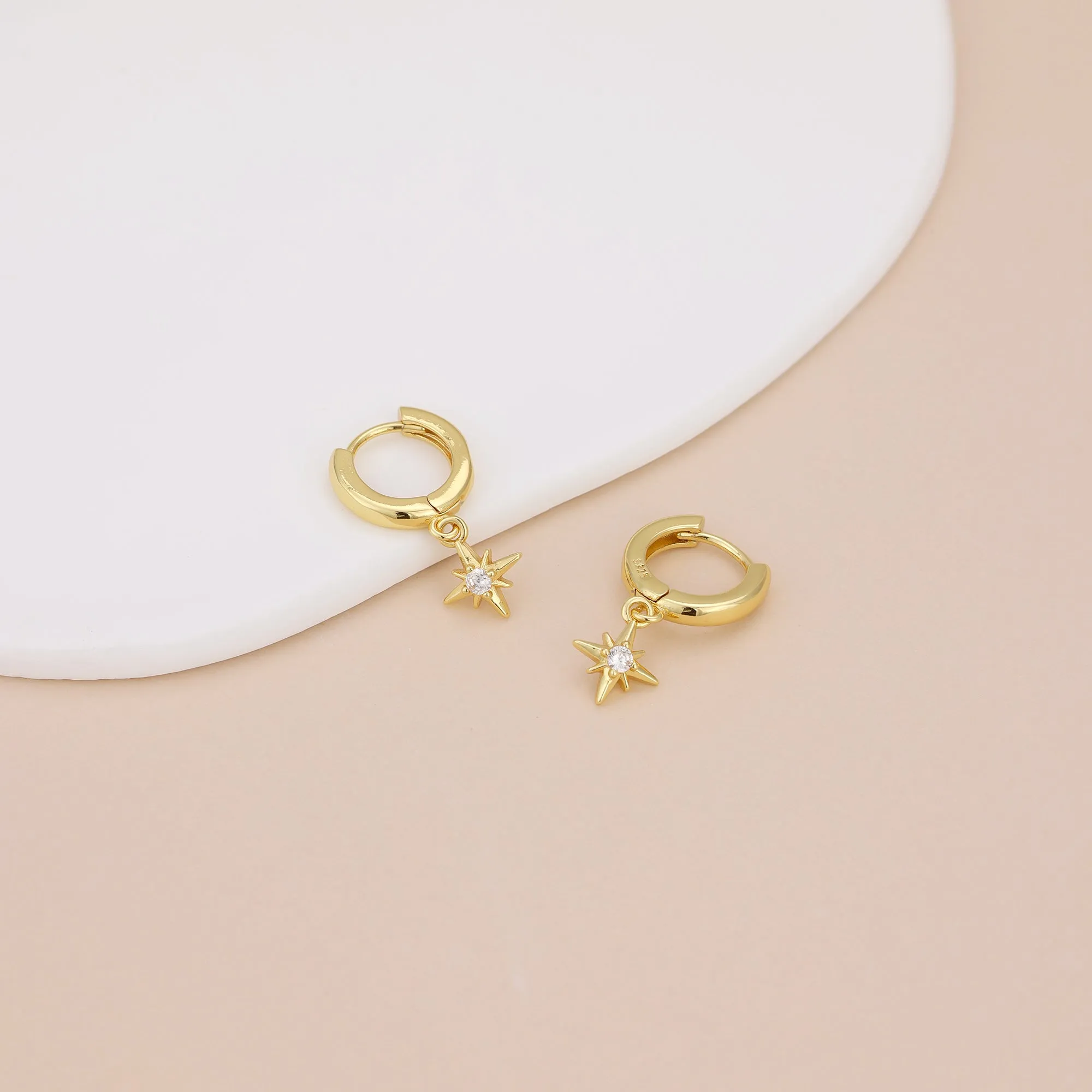 E179 gold starburst dangle earrings