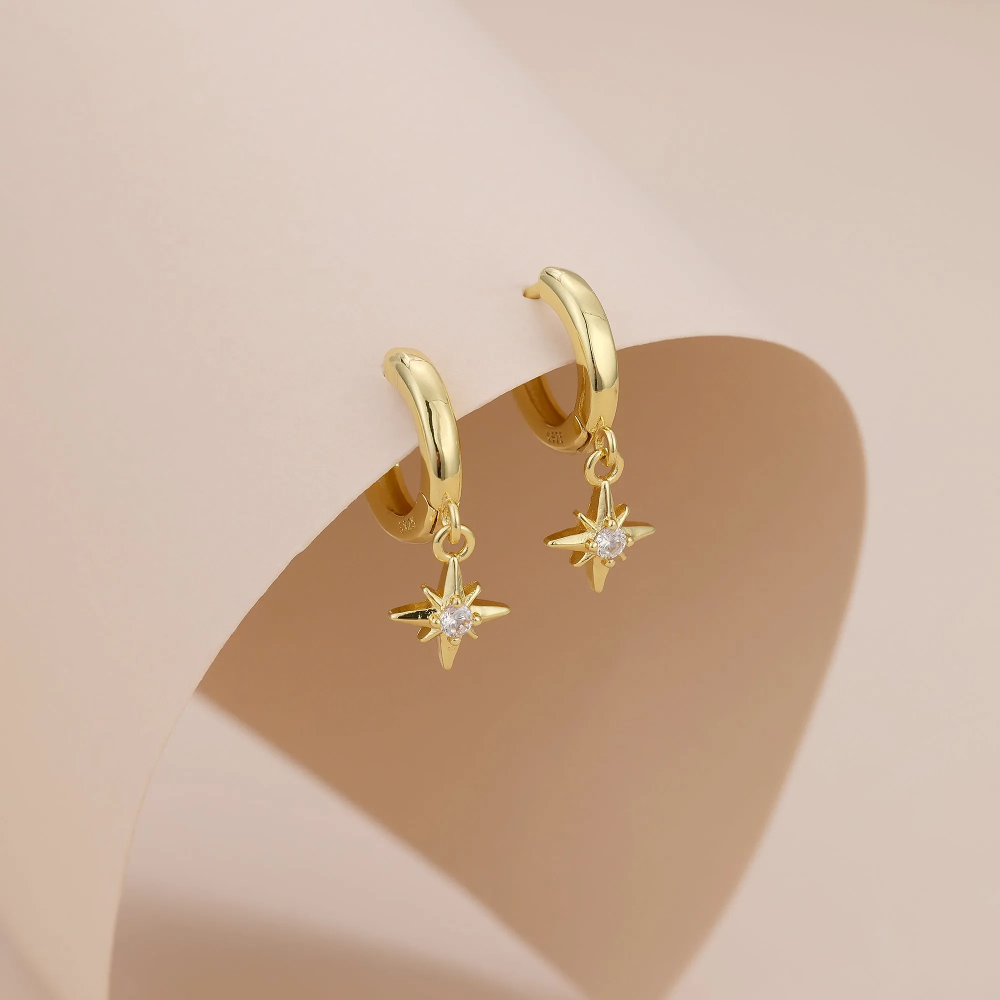 E179 gold starburst dangle earrings