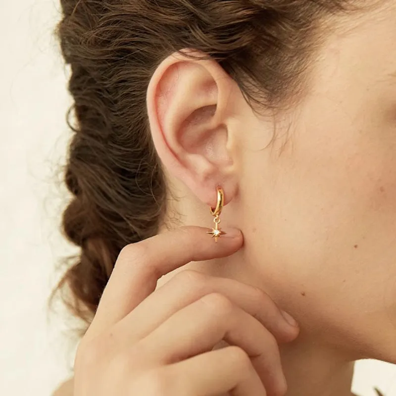 E179 gold starburst dangle earrings