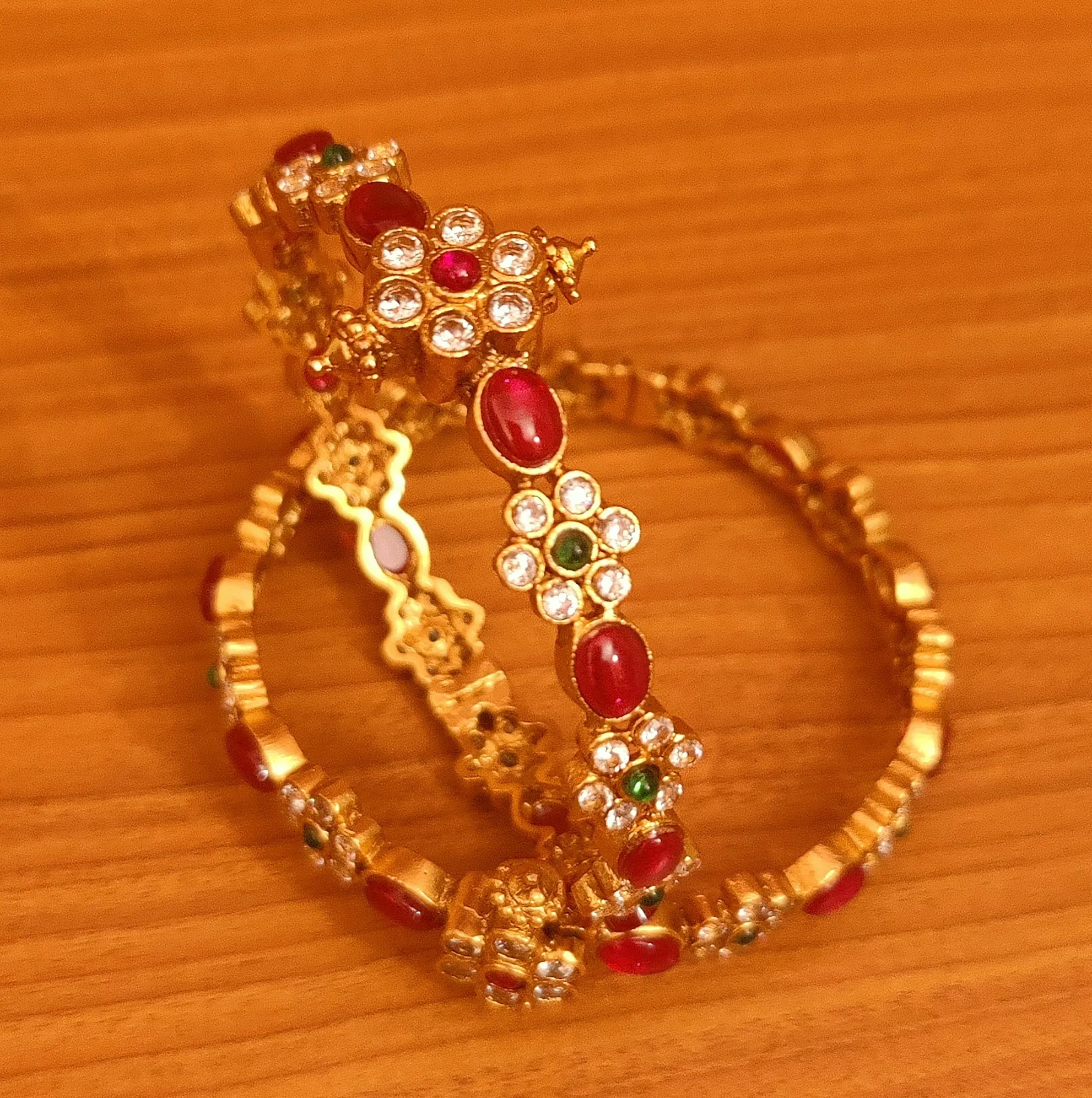 MULTICOLOUR GOLD LOOK KEMPU STONE FINE BANGLES