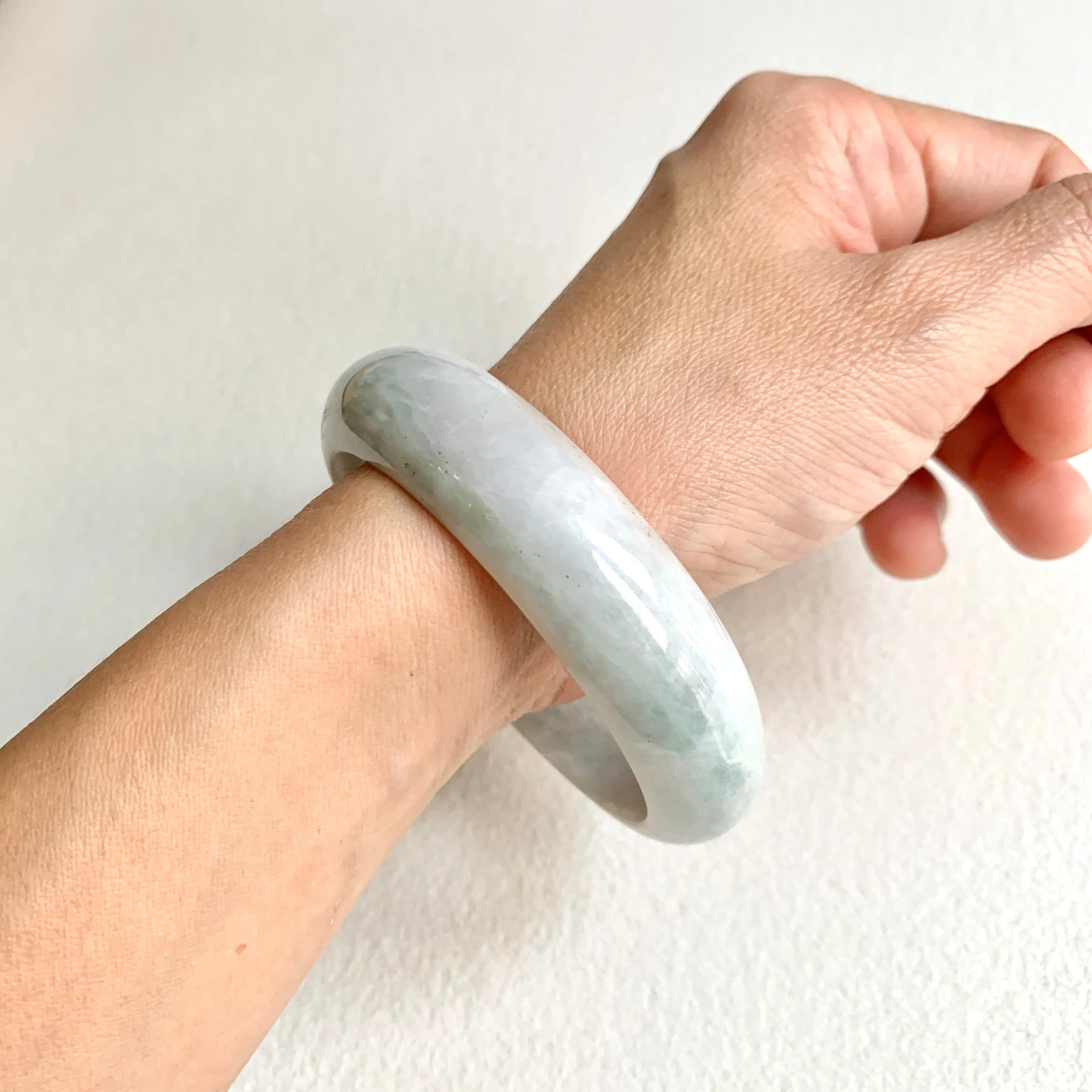 SOLD OUT: 60.2mm A-Grade Natural Light Green Modern Round Bangle No. 600167