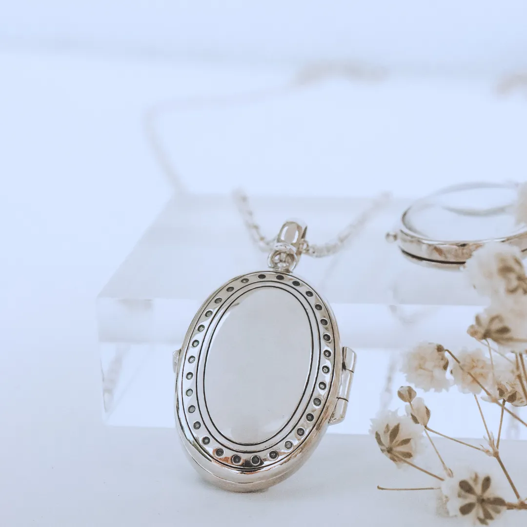 Tresor Modern Locket Necklace